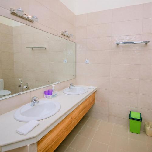 Koupelna v ubytování Arhimser Villa-superb 4 bedroom beachfront BB for 8 in Ranna, Tangalle, pool, free pickup or drop off for 7 night stays arriving together, serviced, taxes included