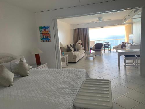een hotelkamer met een bed en een woonkamer bij Ocean view getaway in Cupecoy