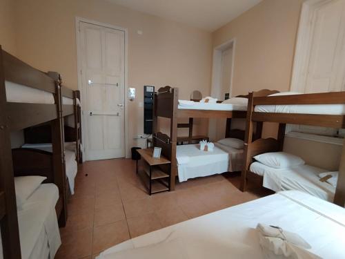 ein Zimmer mit einem Haufen Etagenbetten in der Unterkunft Casa das Luzes Hostel IVN in Rio de Janeiro