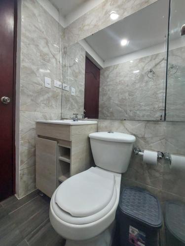 a bathroom with a toilet and a sink at VIVENTO Habitaciones lujosas estrato 6 frente a CC Campanario in Popayan