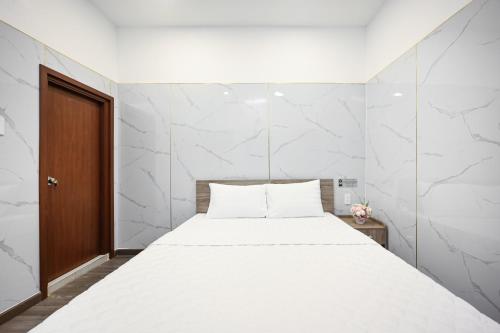 Ένα ή περισσότερα κρεβάτια σε δωμάτιο στο YoKo Airport Saigon Hotel