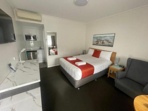 Postel nebo postele na pokoji v ubytování Colonial Lodge Motor Inn