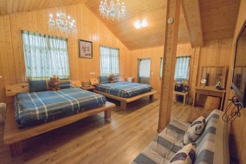 仁愛鄉的住宿－31民宿 ，木墙客房的两张床