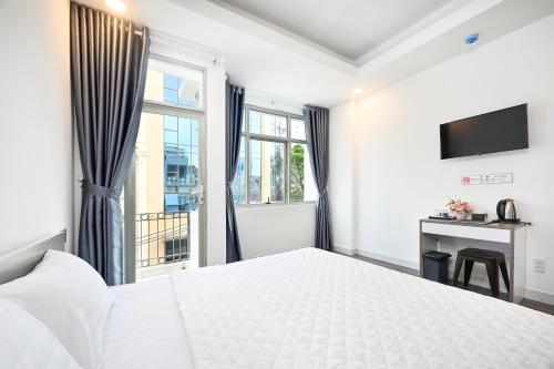 Ένα ή περισσότερα κρεβάτια σε δωμάτιο στο YoKo Airport Saigon Hotel