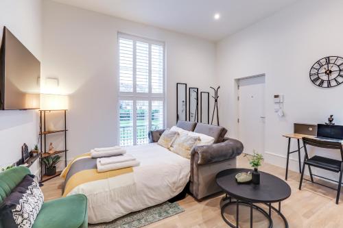 una camera con letto, divano e tavolo di Hemel Hampstead long-stay Residences a Hemel Hempstead