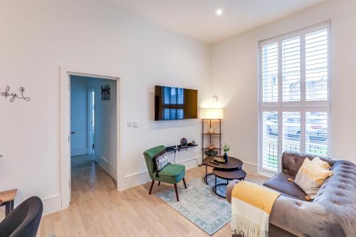 ein Wohnzimmer mit einem Sofa und einem Tisch in der Unterkunft Hemel Hampstead long-stay Residences in Hemel Hempstead