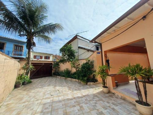 a courtyard in a house with a palm tree at Suítes Canto do Pontal in Paraty