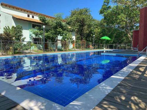 a swimming pool with blue tiles on the ground at Casa completa cond. fechado em Paúba, S. Sebastião in São Sebastião