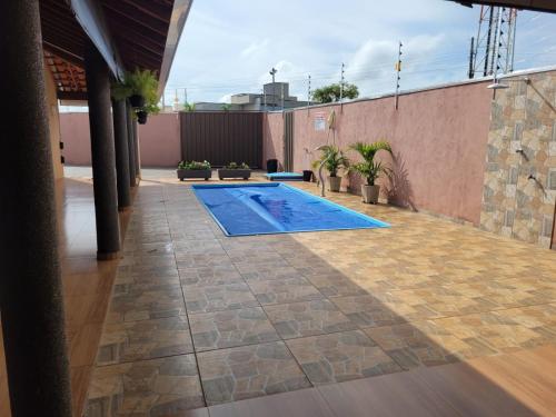a swimming pool on the roof of a building at Recanto Vó Isabel in Olímpia