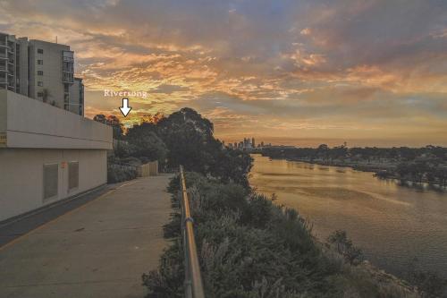 une vue sur une rivière avec une ville en arrière-plan dans l'établissement Riversong Perth, à Perth