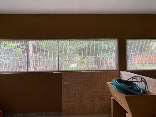 a room with two windows and a pile of wires at Tu casa en Macaracas! in Llano de Piedra