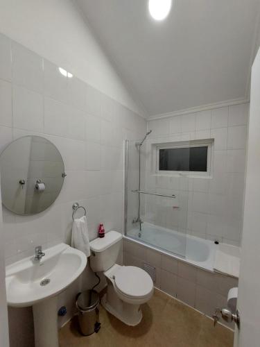 Casa Isabella في بويرتو ناتالز: حمام مع حوض ومرحاض وحوض استحمام