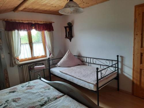1 Schlafzimmer mit 2 Betten und einem Fenster in der Unterkunft Ferienwohnung am Wirtshof in Siegsdorf