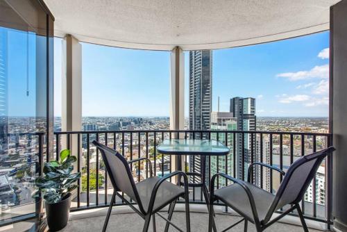 a balcony with chairs and a table and a view at Top Floor! 2Bed/2Bath/1Car/Pool ~ VIEWS ~ CBD in Brisbane
