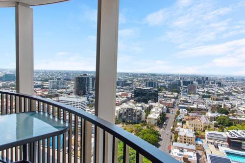a balcony with a view of a city at Top Floor! 2Bed/2Bath/1Car/Pool ~ VIEWS ~ CBD in Brisbane