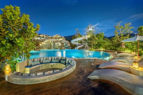 Majoituspaikassa Phukalini Luxury Pool Villa & Onsen-SHA Plus Certified tai sen lähellä sijaitseva uima-allas