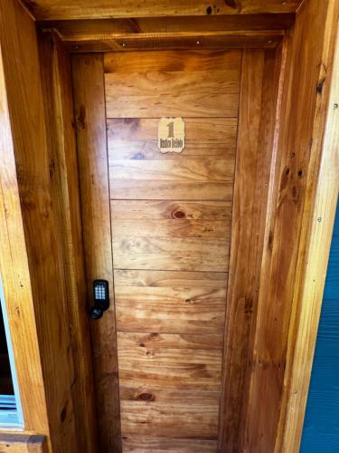 a wooden door of a tiny house at Alojamiento Rustico Belloto 1 in Quilpué