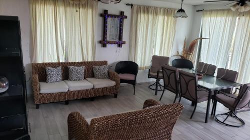 a living room with a couch and a table at Cabaña de lujo con Terraza para eventos in San José del Puente