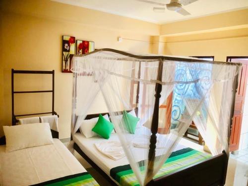 馬特勒的住宿－Procare Ayush Ayurvedic Home，一间卧室配有一张带天蓬的床