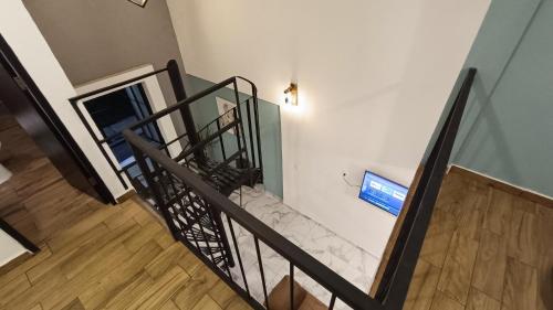una escalera en un edificio con escalera en Departamento loft súper ubicado. en Orizaba