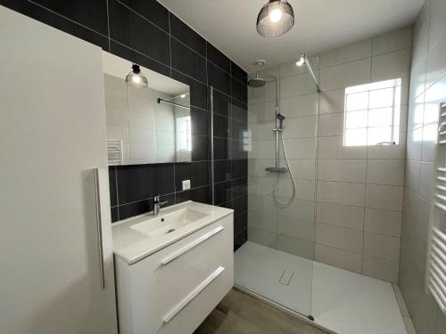 une salle de bain blanche avec un lavabo et une douche dans l'établissement Maison familiale spacieuse, 5 chambres, à 350m de la plage des Demoiselles, calme et confort - FR-1-323-489, à Saint-Hilaire-de-Riez