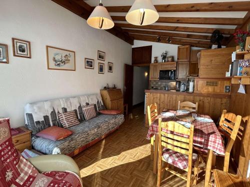 un salon avec un canapé et une table dans l'établissement Charmant appartement T2 à Praz sur Arly avec parking et balcon - 300m du village, 600m des pistes - FR-1-603-88, à Praz-sur-Arly