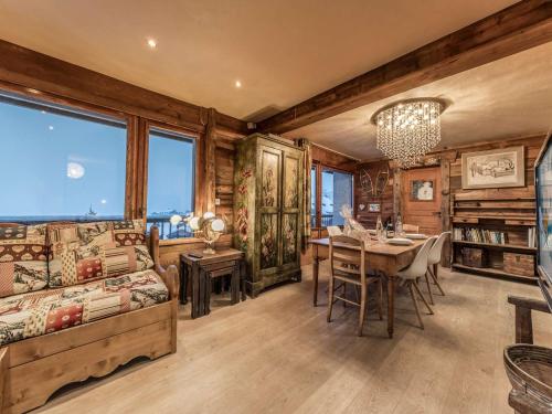 une chambre avec un lit et une salle à manger avec une table dans l'établissement Courchevel 1850 - Apt 65m² - 4 pers - Skis aux Pieds - Centre Station - FR-1-631-183, à Courchevel