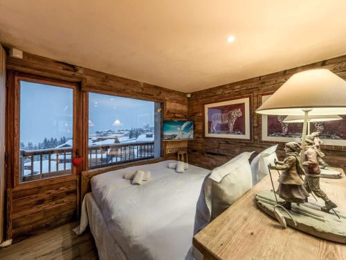 Una cama o camas en una habitación de Courchevel 1850 - Apt 65m² - 4 pers - Skis aux Pieds - Centre Station - FR-1-631-183