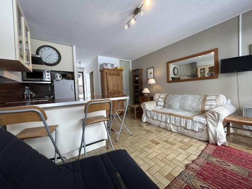 - une cuisine et un salon avec un canapé et un comptoir dans l'établissement Studio au Monêtier-les-Bains avec balcon, parking et proche des pistes pour 4 personnes - FR-1-330F-228, au Monêtier-les-Bains