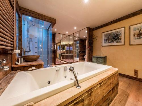Un baño de Courchevel 1850 - Apt 65m² - 4 pers - Skis aux Pieds - Centre Station - FR-1-631-183