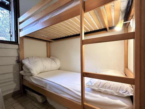 quelques lits superposés dans une chambre dans l'établissement Studio au Monêtier-les-Bains avec balcon, parking et proche des pistes pour 4 personnes - FR-1-330F-228, au Monêtier-les-Bains