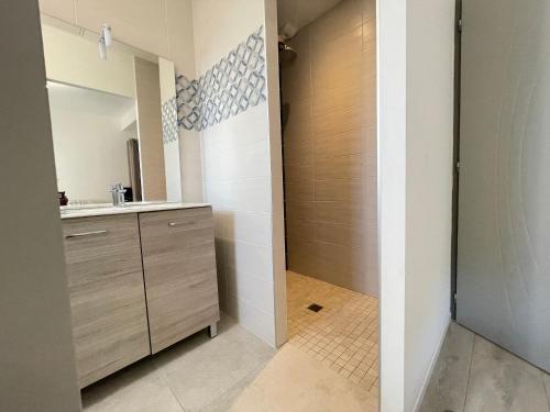 un bagno con lavandino e specchio di Maison familiale récente avec jardin, plage et commerces à pied, 6 couchages, WIFI, parking privatif - FR-1-231-297 a Brem-sur-Mer