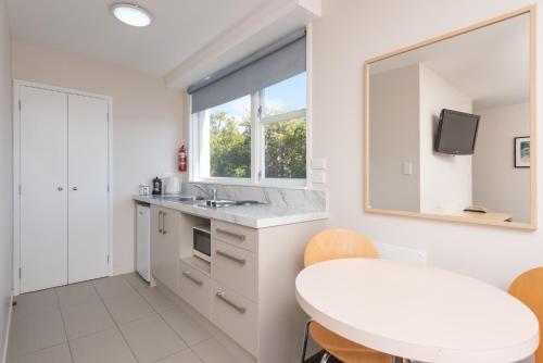 Una cocina o cocineta en Capital View Motor Inn - Free Parking