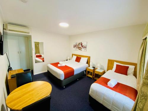 Postel nebo postele na pokoji v ubytování Colonial Lodge Motor Inn
