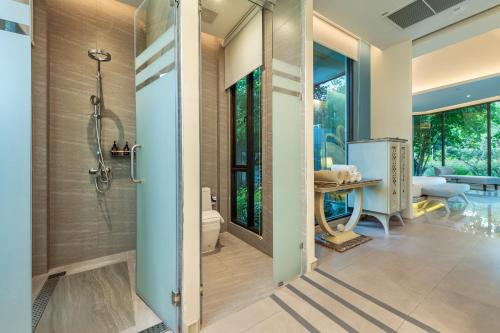 Et badeværelse på Phukalini Luxury Pool Villa & Onsen