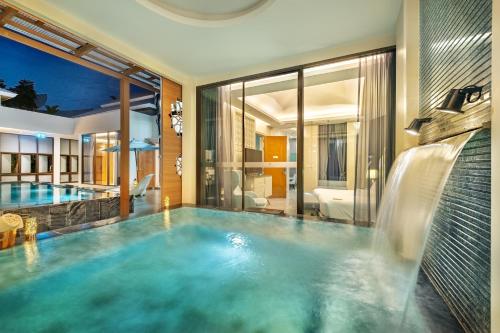 Swimmingpoolen hos eller tæt på Phukalini Luxury Pool Villa & Onsen