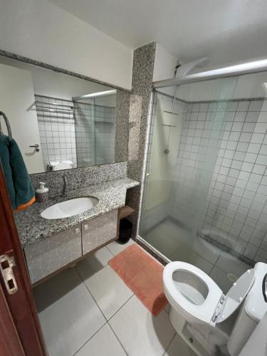 ein Bad mit einem WC, einem Waschbecken und einer Dusche in der Unterkunft Nannai Residence Muro Alto Porto in Porto De Galinhas