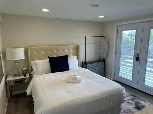 Un dormitorio con una cama grande con un osito de peluche. en Guest House next to Little Italy, en San Diego