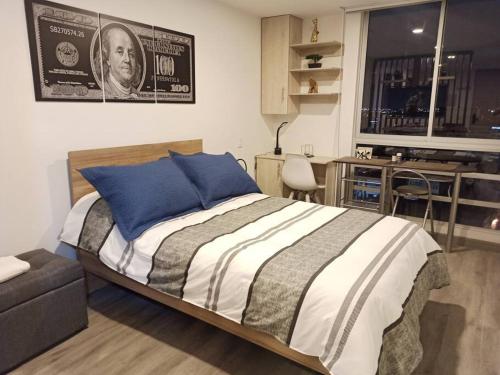 Cet appartement comprend une chambre avec un lit et une cuisine. dans l'établissement Torre Ventto Lofts 24/7, à Bogotá