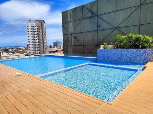 una piscina en la azotea de un edificio en 18F Studio Room, Centrally Located!, en Davao City