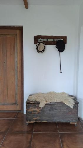 Arana的住宿－El Potrero Casa de Campo，一间设有床铺和木门的房间