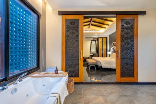 En eller flere senge i et værelse på Phukalini Luxury Pool Villa & Onsen