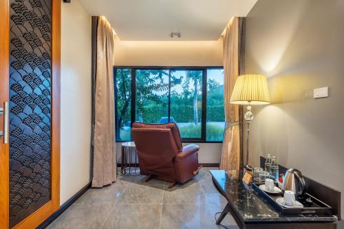Et opholdsområde på Phukalini Luxury Pool Villa & Onsen