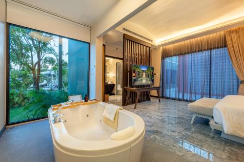 En eller flere senge i et værelse på Phukalini Luxury Pool Villa & Onsen