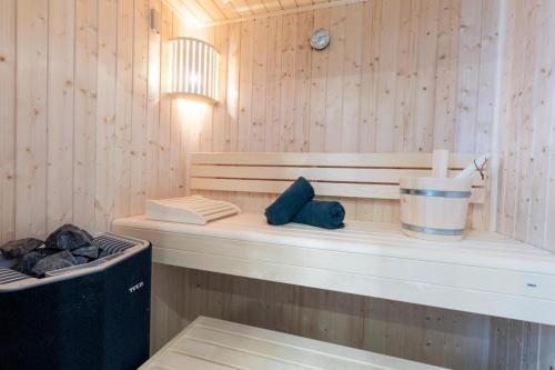una sauna con banco y cubo de basura en Dorumer Sielhuus 20 mit Sauna und Balkon, en Dorum