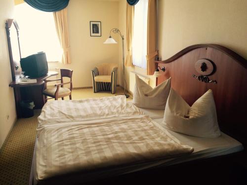 A bed or beds in a room at Hotel Goldner Loewe