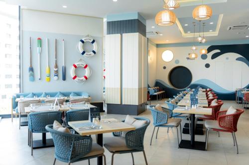 a dining room with tables and chairs in a restaurant at Somerset Pattaya in Pattaya Central