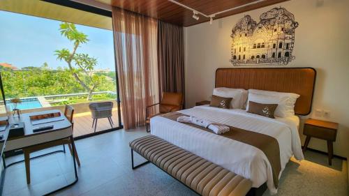 1 dormitorio con 1 cama grande y balcón en Patra Semarang Hotel & Convention en Semarang