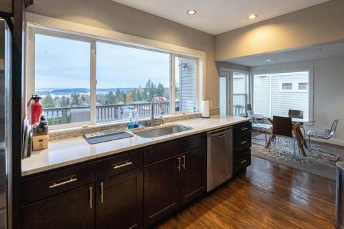 een keuken met een wastafel en een groot raam bij Craftsman with view of Seattle in Seattle