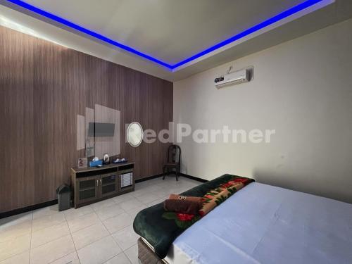 Ένα ή περισσότερα κρεβάτια σε δωμάτιο στο Hotel Dewi near GOR Merdeka Jombang Mitra RedDoorz